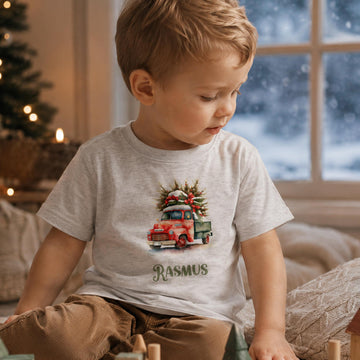 Dreng i grå jule t-shirt med navn og motiv af rød bil med juletræ.