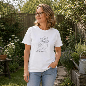 Hvid voksen t-shirt med personligt print af mor og barn i en have.
