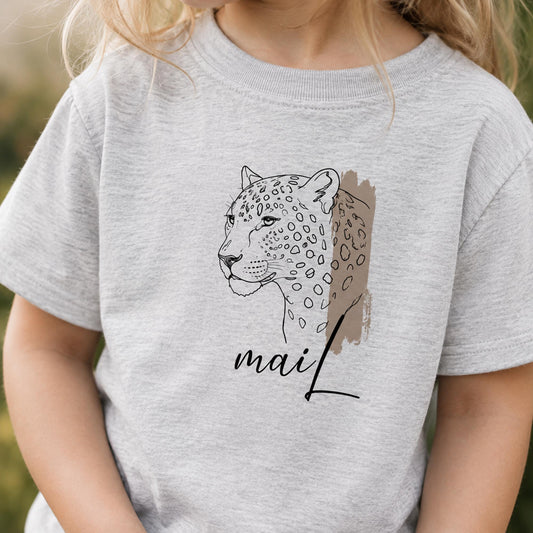 Grå t-shirt til børn med line art motiv af en leopard og navnet Maila.