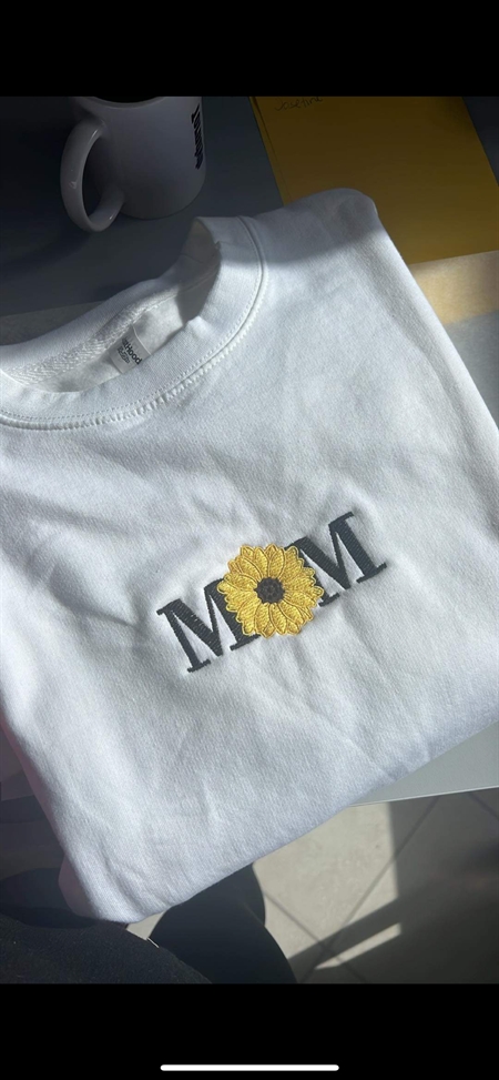 Se Mom solsikke sweatshirt hos Min Egen Verden