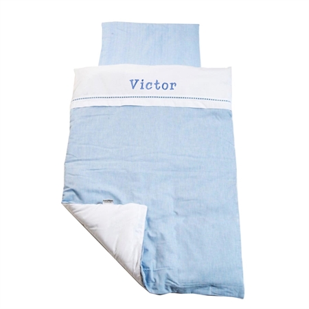 Image of Baby sengetøj lyseblå strib med navn (Sengetøj strib med navn dreng babytrold)