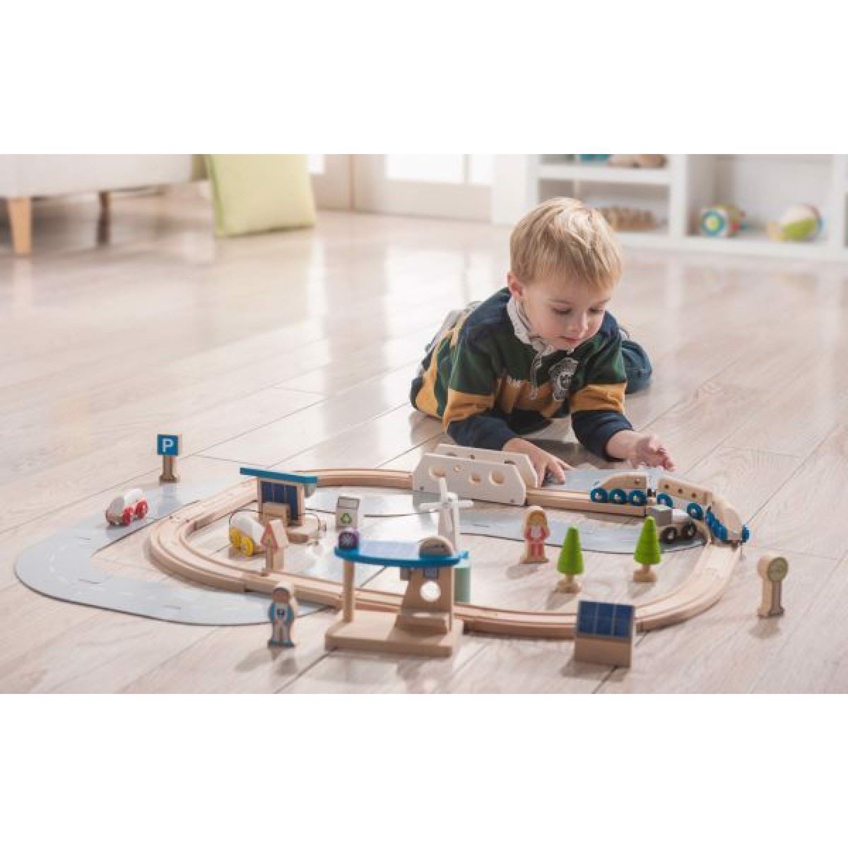 Dreng leger med Økologisk togbane